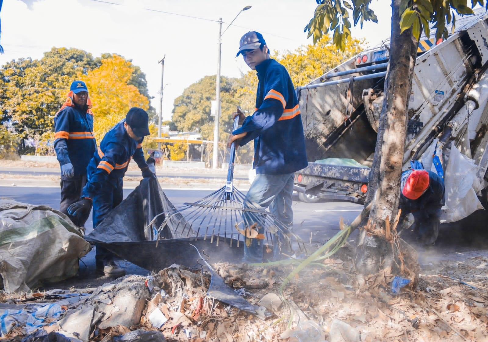 Equipos de Ilopango intervienen en recolección de basura en Soyapango