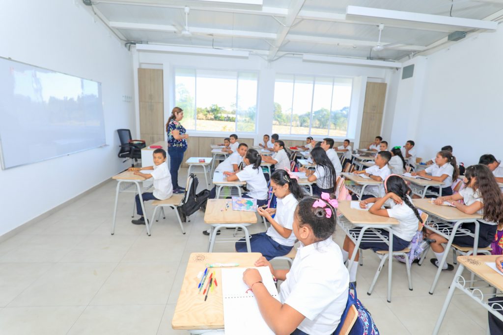 Estudiantes de escuelas públicas inician clases en modernos edificios construidos por la DOM