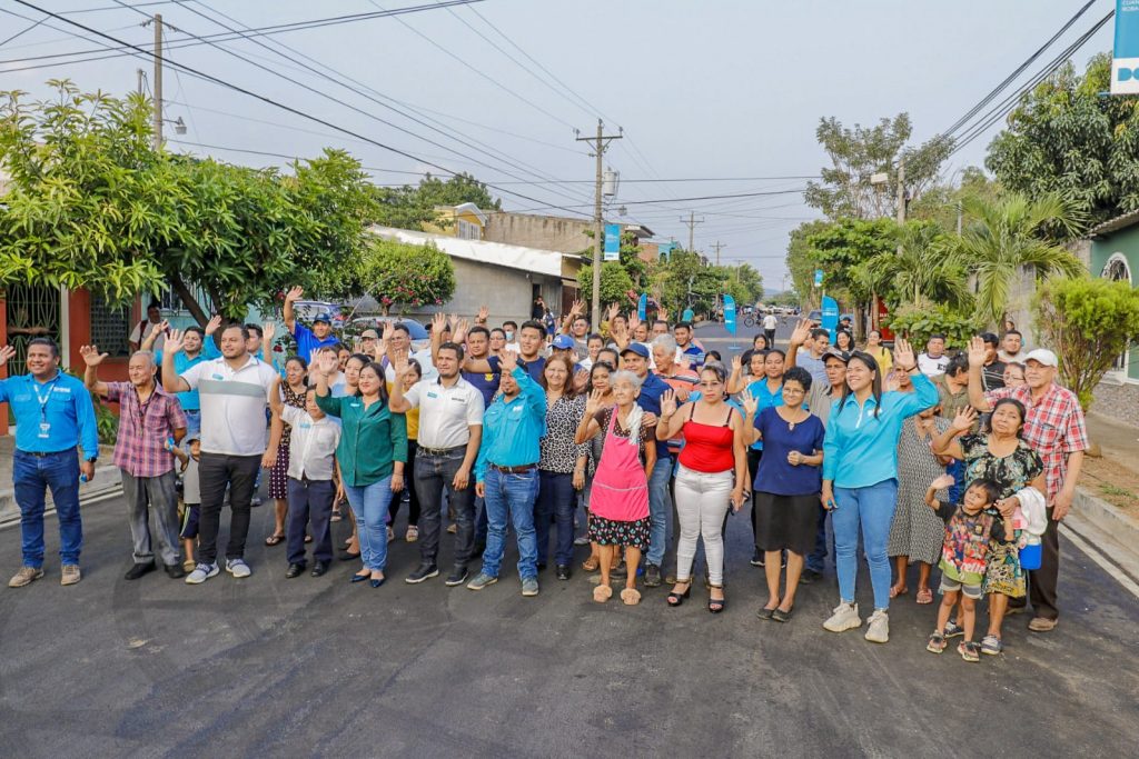 Residentes de Sonzacate estrenan calles modernas con el Plan Nacional de Bacheo de la DOM