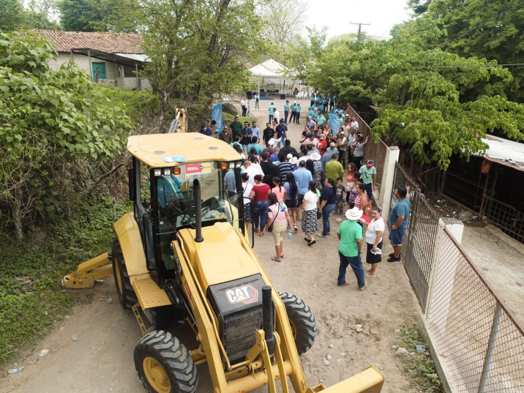 Gobierno, a través de la DOM, está renovando más calles rurales de Comacarán, en San Miguel Centro